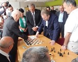 Izetbegović u Centru za zdravo starenje odigrao partiju šaha sa penzionerima
