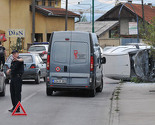 Sarajevo: Kombi se prevrnuo na cesti, vozač povrijeđen