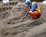 U zajedničkom grobu pronađeni skeleti koji se drže za ruke