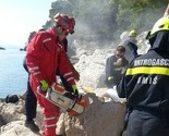 Nezgoda na ljetovanju u Omišu: Sarajlija (80) pao i zaglavio u stijeni
