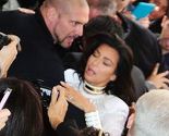 "Ona je boginja!": Obožavatelj napao Kim Kardashian u Parizu