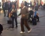 Godine nisu važne: Djed zaplesao u tržnom centru