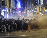 Turska: Demonstranti pale automobile, obijaju prodavnice i demoliraju bankomate