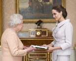 Kraljica Elizabeth uručila Angelini Jolie titulu počasne dame