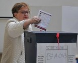 Policajci u uniformama i civilnim odijelima osiguravaju biračka mjesta