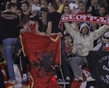 Beograd: Zapaljena zastava Albanije pred početak utakmice Partizana i Crvene Zvezde