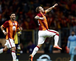Wesley Sneijder "projektilima" potopio Fenerbahce u paklenom derbiju