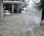 Stravičan prizor iz Atine: Vodena bujica nosila je sve pred sobom