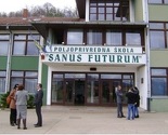 Upali u internat Poljoprivredne škole u Sanskom Mostu i tukli učenike