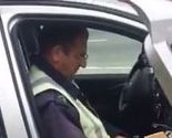 Pogledajte na čemu policajac iz Srbije piše kaznu