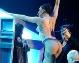 Lady Gaga na probi za koncert u toplesu, tangama i mrežastim štramplama