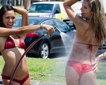 Unosan biznis: Šta kažete na autopraonicu sa djevojkama u kupaćim kostimima?