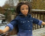 AntiBarbie: Lutka sa tijelom 19-godišnjakinje prekrivenim aknama i modricama