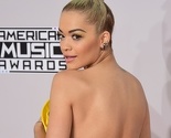 AMA: Rita Ora morala pridržavati svoju raskošnu haljinu