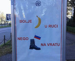 Plakat u Podgorici: "Bolje banana u ruci, nego ruska čizma na vratu"