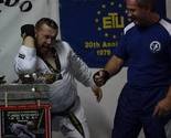 Edin Kajević u lovu na Guinnessov rekord u razbijanju kokosovih oraha laktovima