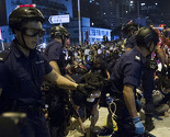 Hong Kong: Građani pokušali blokirati sjedište vlade, uslijedio sukob sa policijom
