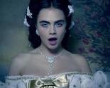 Lijepa Cara Delevingne kao otkačena krčmarica