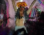 Miley Cyrus ponovo "divlja": Toples, disko kugla i džoint na bini