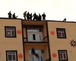 IDIL objavio uznemirujući snimak bacanja muškarca s krova zgrade