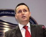 Tuzla: Obijen automobil državnog zastupnika Denisa Bećirovića