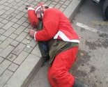 Pijani Djed Mraz zaspao na parkingu u Novom Sadu