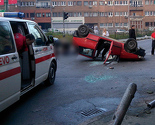 U centru Sarajeva se vozilo prevrnulo na krov, povrijeđene tri osobe