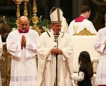 Papa Franjo predvodio ponoćku u Vatikanu: Svijetu treba nježnosti