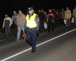 Kroz mrklu noć kolona ogorčenih radnika ide ka Orašju