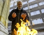 Kad u sobi postane previše hladno, Kadrija se grije kraj Vječne vatre