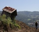 Klizište progutalo tri kuće u Kaknju, u toku spašavanje četiri osobe