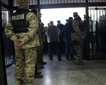 Mostar: Policajci postavili zaštitnu ogradu, puštaju po 15 birača u školu