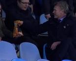 Nakon što je dobio crveni karton, Moyes prešao na tribine i jeo čips sa navijačima