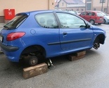 Izbušene gume na parkiranim automobilima na Stupu