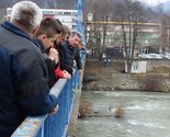 U Drinu bačene 74 ruže u znak sjećanja na žrtve pokolja