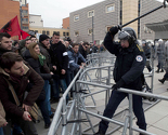 Policija u Prištini vodenim topovima rastjeruje demonstrante koji uzvraćaju kamenicama