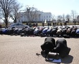 Muslimani ispred Bijele kuće klanjali džumu radi skretanja pažnje na ubistvo troje muslimana