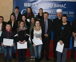 Stotinu učenika i studenata iz Bihaća dobilo stipendije BBI banke