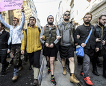 Istanbul: Muškarci obučeni u suknje protestovali zbog nasilja nad ženama