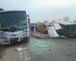 Na putu Tuzla-Doboj: U sudaru autobusa i kombija povrijeđene četiri osobe