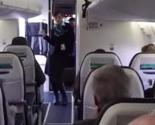 Rasplesana stjuardesa zabavila putnike u avionu