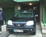Sarajevska svakodnevnica: Nije našao slobodan parking pa vozilom blokirao haustor
