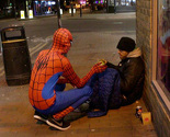 Anonimni Spiderman noću hrani beskućnike i pokazuje kako svi mogu biti heroji
