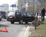 Izgubio kontrolu nad Golfom 3 pa oborio nekoliko stubova