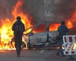 Neredi u Frankfurtu: Demonstranti pale automobile, povrijeđen jedan policajac