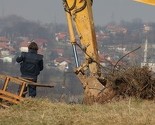 Demineri pregledaju teren u Perinom Hanu u potrazi za zakopanim eksplozivom