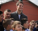 Asmir Begović sa štićenicima Zavoda Mjedenica zaigrao fudbal na novom igralištu