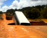 Brazil: Pogledajte kako je rijeka odnijela autobus koji je progutalo klizište