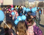 Plavi baloni i poklon: Učenici OŠ Skender Kulenović iznenadili prijatelja koji boluje od autizma