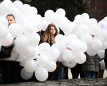 Odata počast na spomen-obilježjima i dijeljeni baloni s imenima ubijene djece Sarajeva